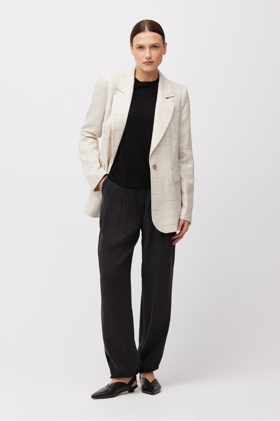 Beżowy żakiet w kratę z domieszką lnu Beżowy żakiet w kratę z domieszką lnu