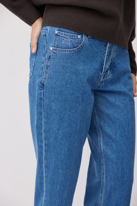 Jeansy z wysokim stanem o prostym kroju