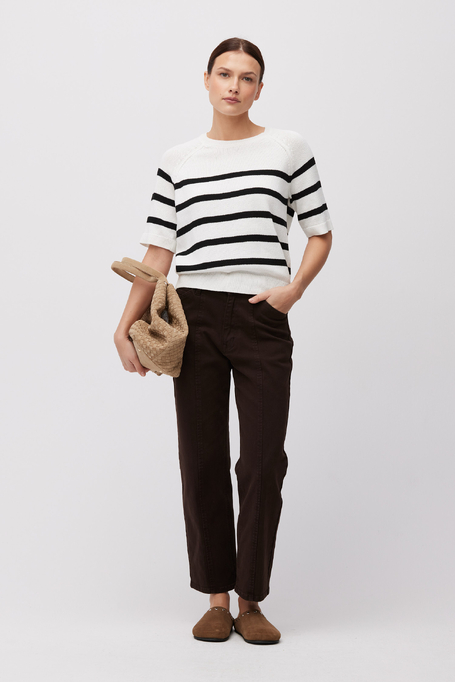 Biały sweter w czarne paski z krótkim rękawem