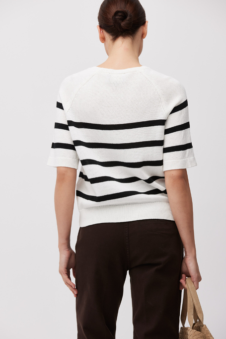 Biały sweter w czarne paski z krótkim rękawem