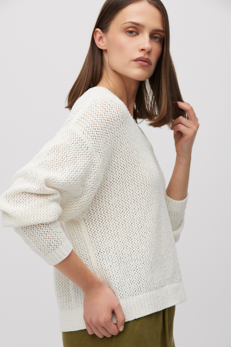 Biały ażurowy sweter z dekoltem w szpic damski - Patrizia Aryton Biały ażurowy sweter z dekoltem w szpic damski - Patrizia Aryton