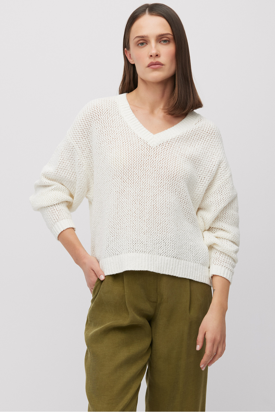 Biały ażurowy sweter z dekoltem w szpic damski - Patrizia Aryton Biały ażurowy sweter z dekoltem w szpic damski - Patrizia Aryton