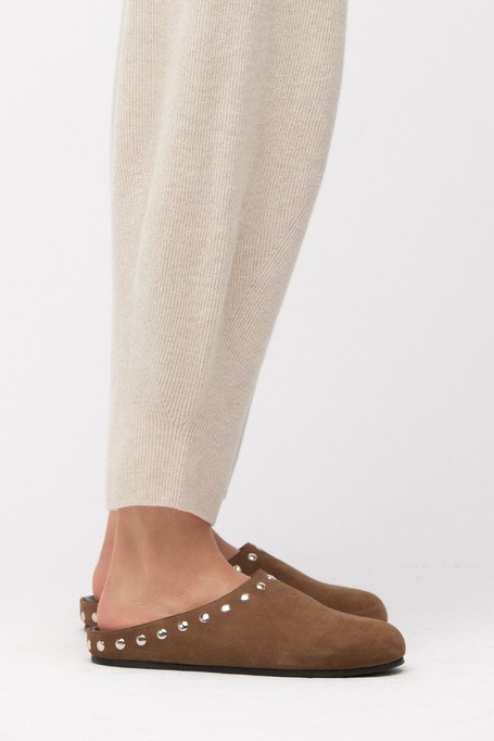 Brązowe zamszowe klapki damskie - Patrizia Aryton