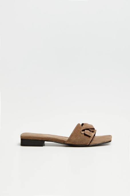 Szare zamszowe klapki z klamrą damskie - Patrizia Aryton