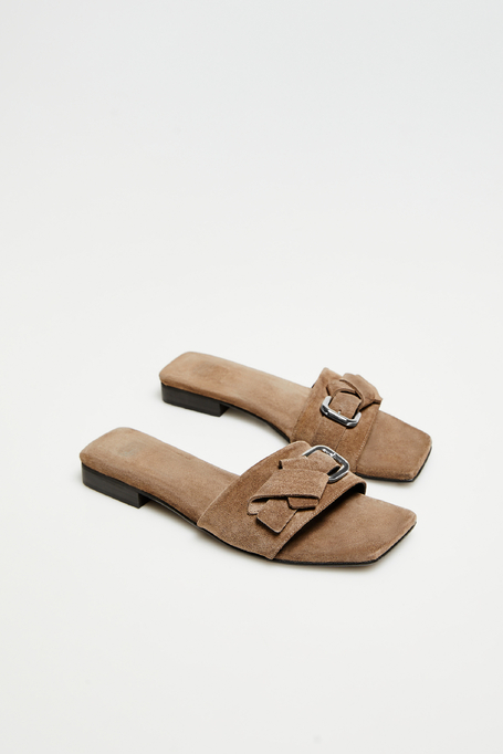 Szare zamszowe klapki z klamrą damskie - Patrizia Aryton Szare zamszowe klapki z klamrą damskie - Patrizia Aryton