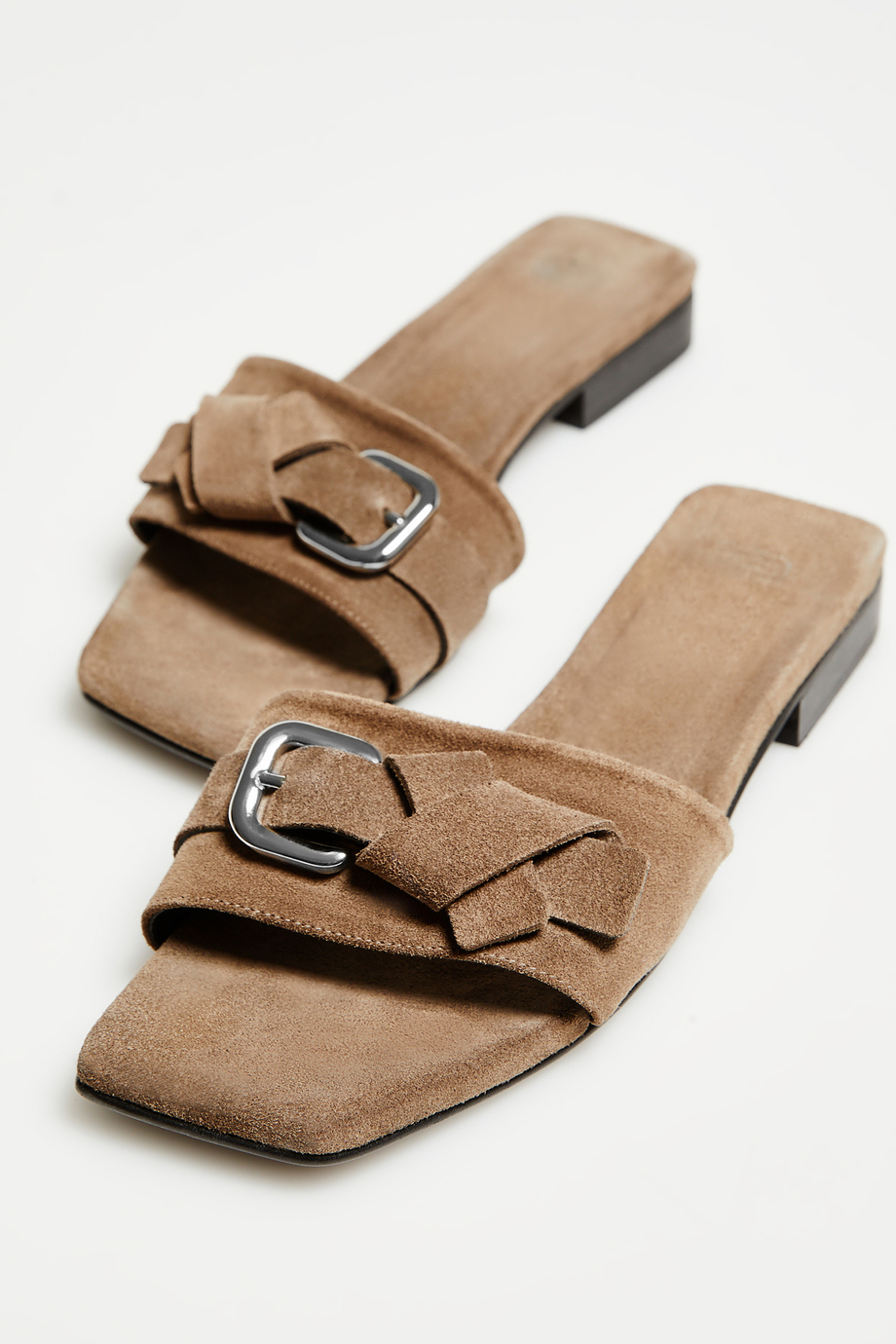 Szare zamszowe klapki z klamrą damskie - Patrizia Aryton Szare zamszowe klapki z klamrą damskie - Patrizia Aryton