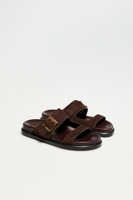 Brązowe skórzane klapki z klamrą