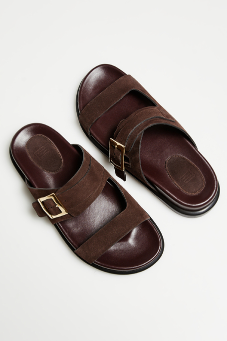 Brązowe skórzane klapki z klamrą