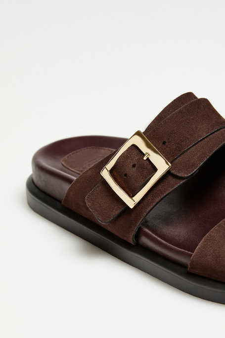 Brązowe skórzane klapki z klamrą