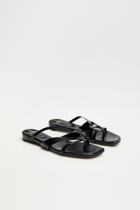 Czarne skórzane klapki na mini obcasie