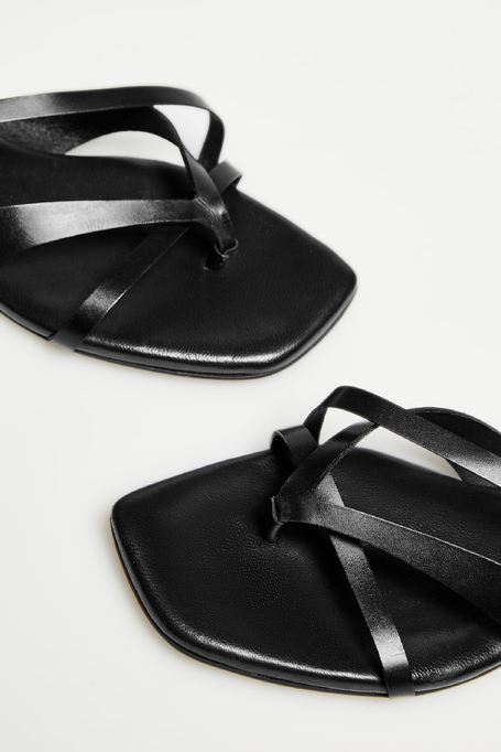 Czarne skórzane klapki na mini obcasie