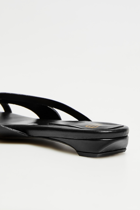 Czarne skórzane klapki na mini obcasie