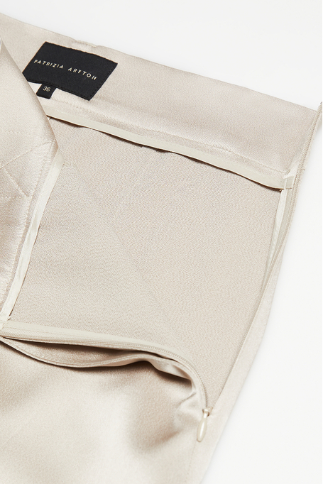 Beżowe spodnie z szeroką nogawka