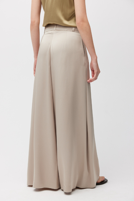 Beżowe spodnie z szeroką nogawka