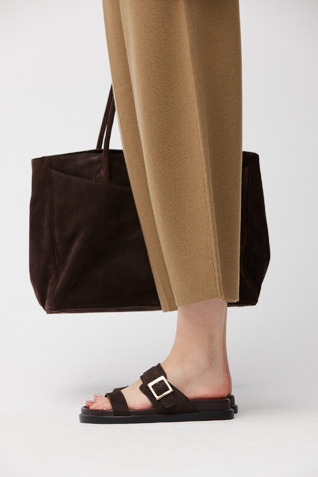 Brązowe skórzane klapki z klamrą