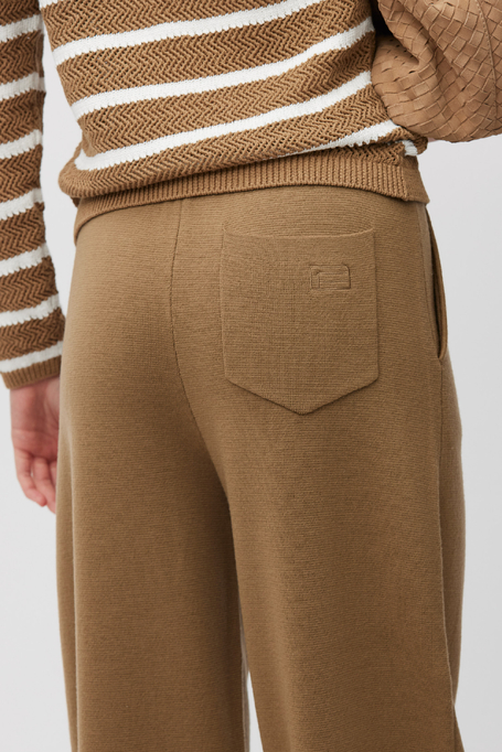 Camelowe spodnie cullote z dzianiny