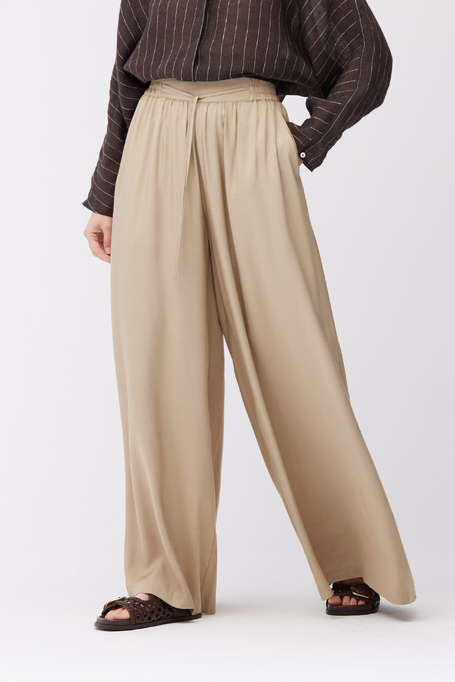 Beżowe spodnie z szeroką nogawką i gumką w talii damskie - Patrizia Aryton