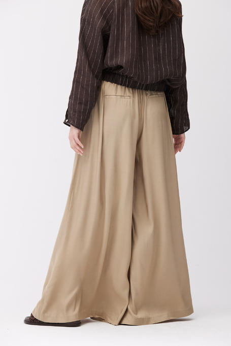 Beżowe spodnie z szeroką nogawką i gumką w talii damskie - Patrizia Aryton