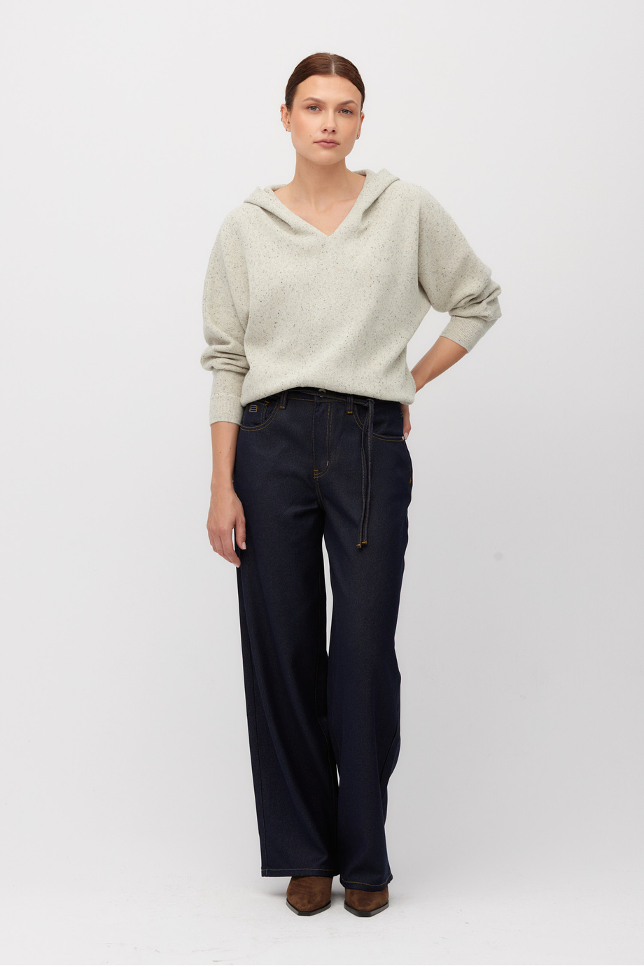 Beżowy sweter z wełny z kapturem Beżowy sweter z wełny z kapturem