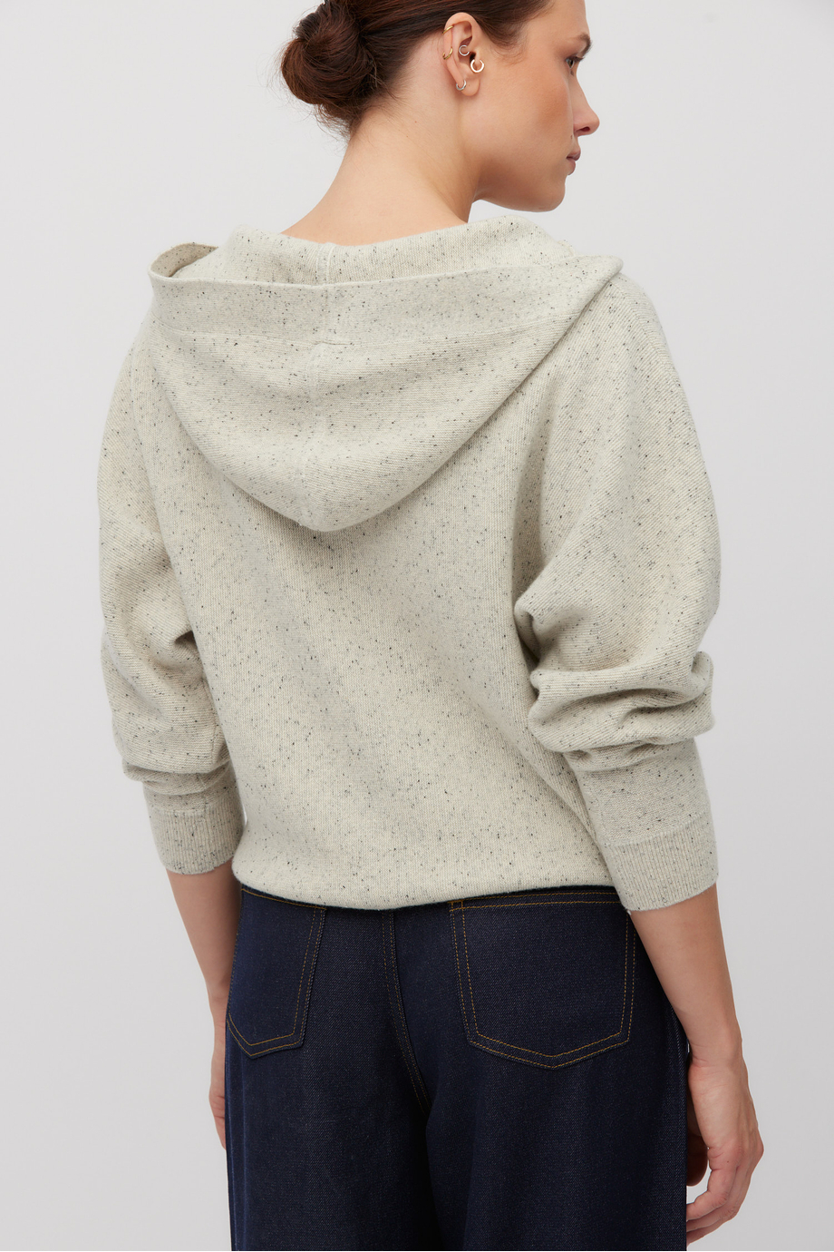 Beżowy sweter z wełny z kapturem Beżowy sweter z wełny z kapturem