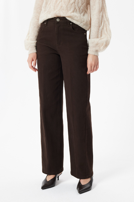 Czekoladowe jeansy regular