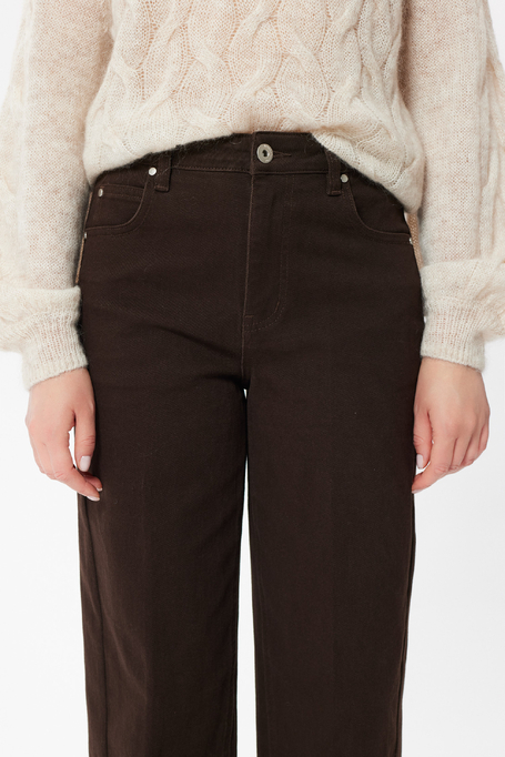 Czekoladowe jeansy regular