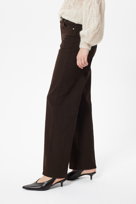 Czekoladowe jeansy regular