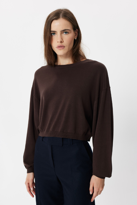Czekoladowy krótki sweter z jedwabiem