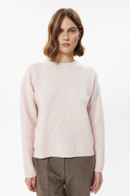 Sweter w pudrowym różu z kaszmirem