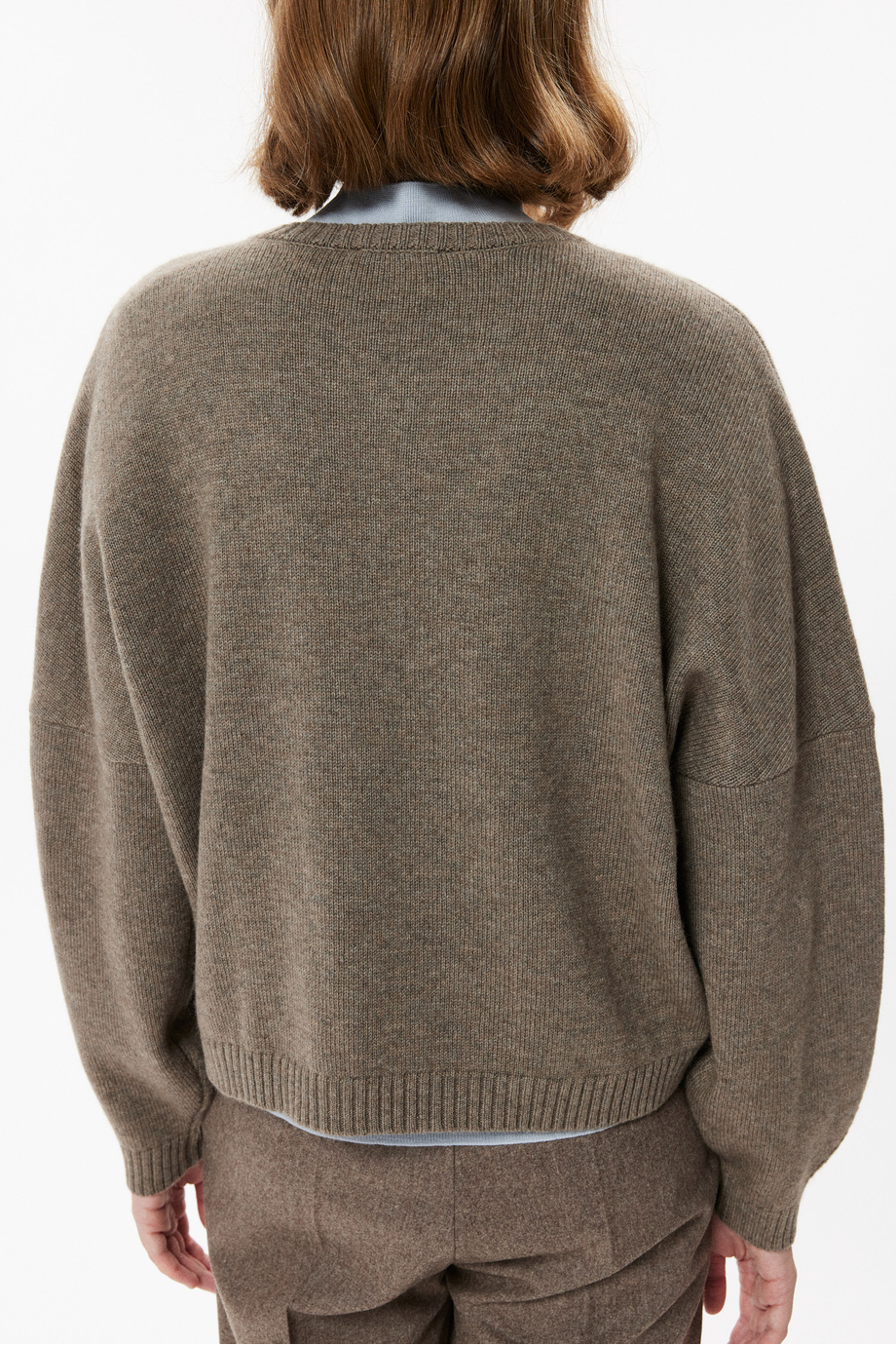 Beżowy sweter z kaszmirem z dekoltem w szpic Beżowy sweter z kaszmirem z dekoltem w szpic