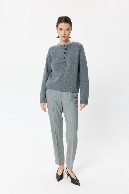 Szary luźny sweter z wełny merynosowej